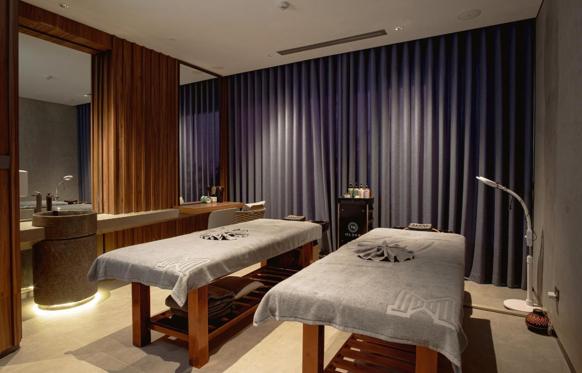 M Hotel Danang Exteriér fotografie A treatment room at the spa