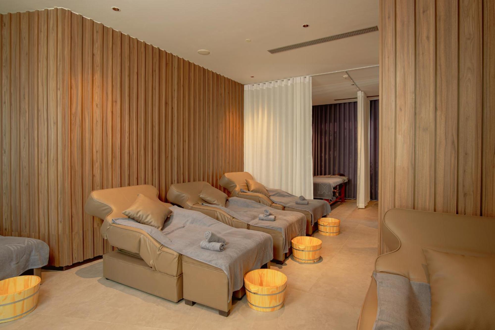 M Hotel Danang Exteriér fotografie A foot reflexology room at a spa
