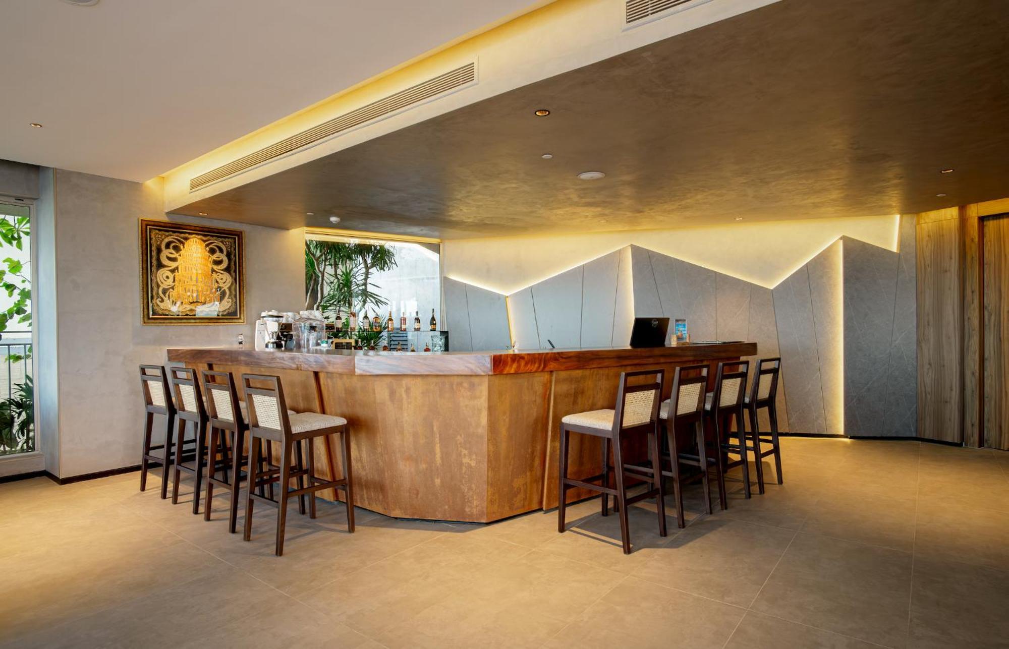 M Hotel Danang Exteriér fotografie The bar at the Royal Orchid Lounge