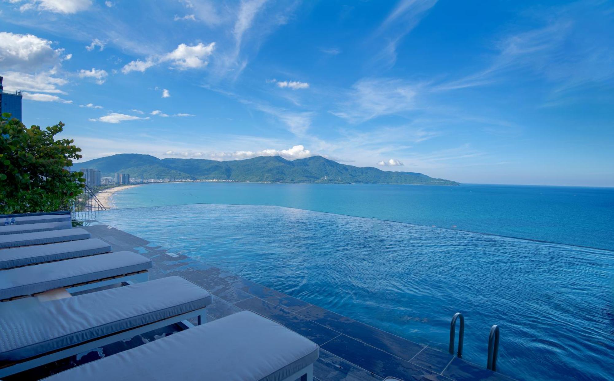 M Hotel Danang Exteriér fotografie View of the Andaman Sea from the pool at the Patong Beach Club