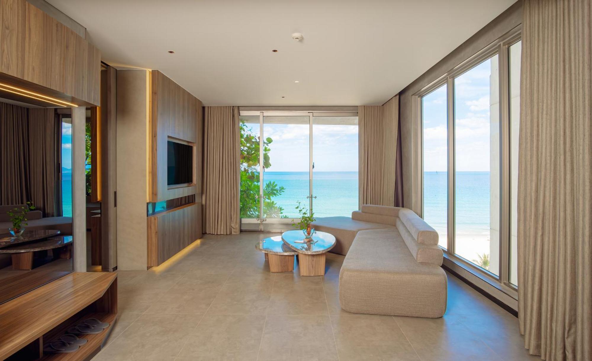 M Hotel Danang Exteriér fotografie Living room of a suite at the hotel