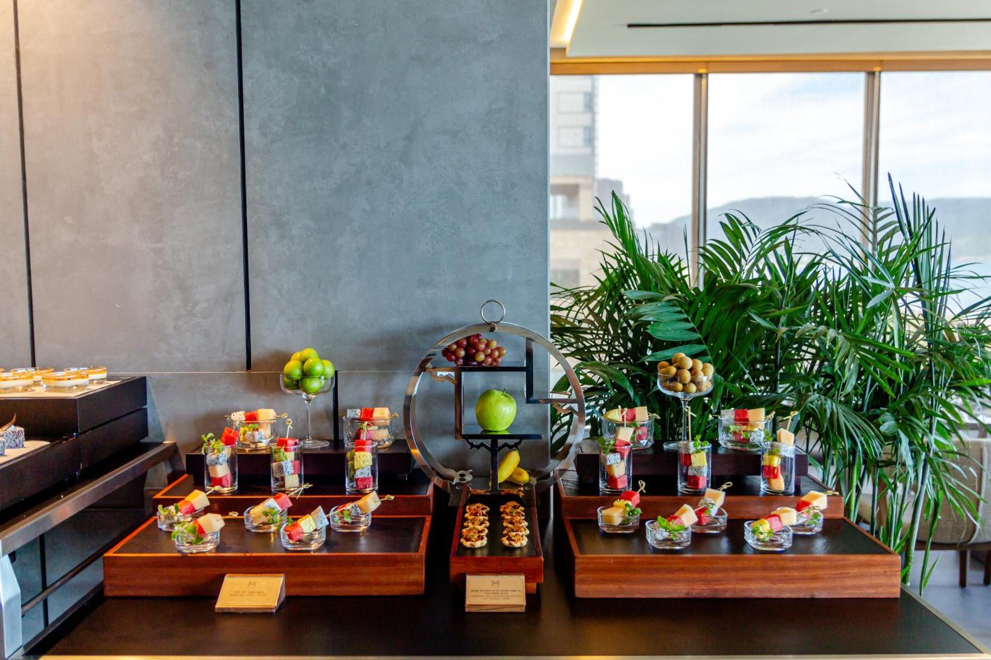 M Hotel Danang Exteriér fotografie A selection of desserts at the lounge