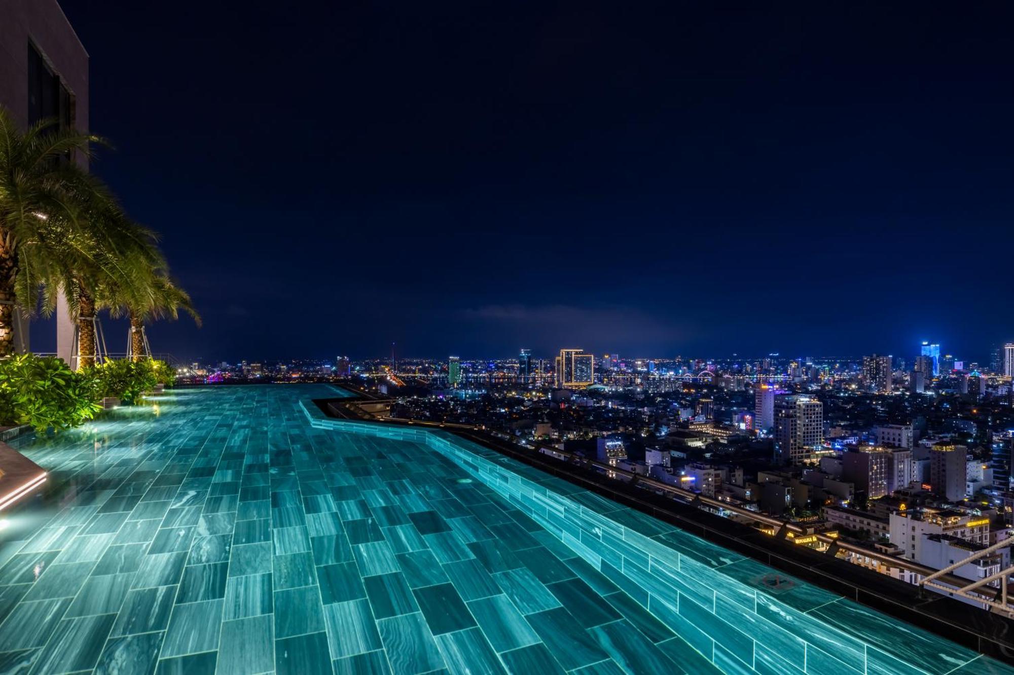 M Hotel Danang Exteriér fotografie Infinity pool at the 33rd floor of the hotel