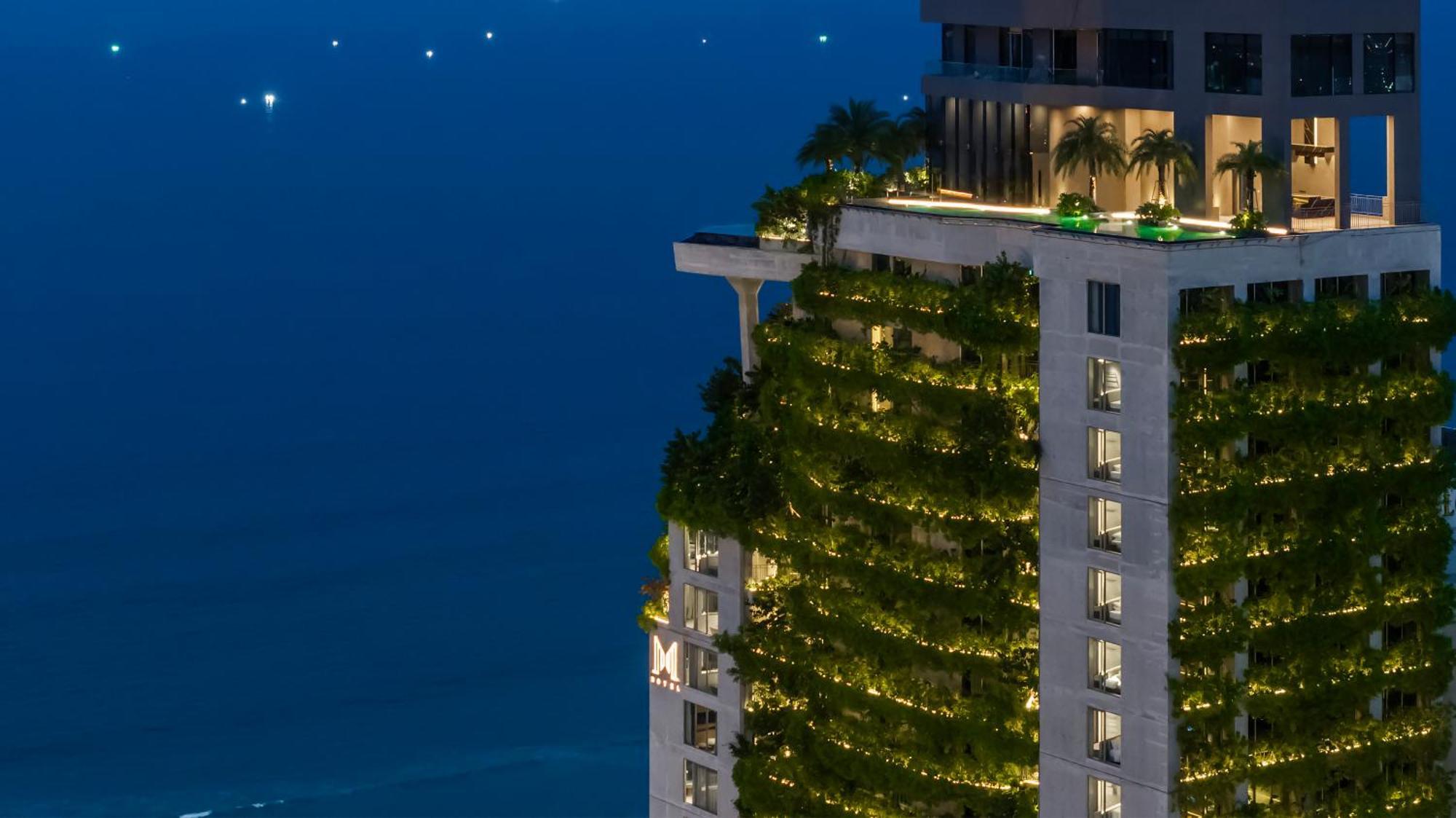 M Hotel Danang Exteriér fotografie The vertical forest at night