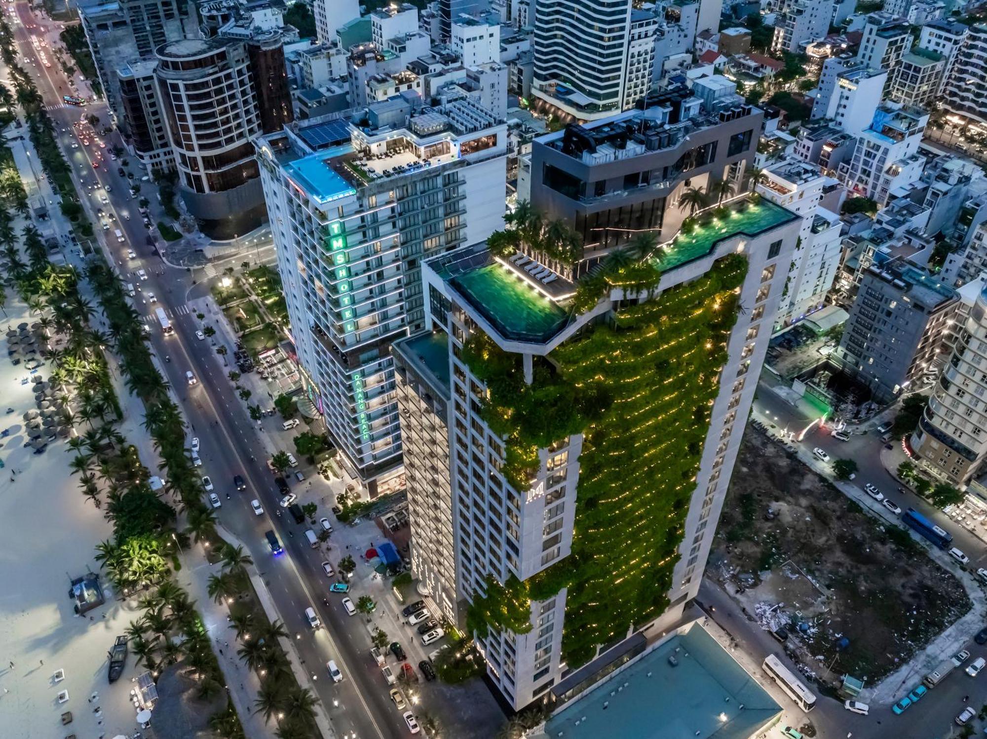 M Hotel Danang Exteriér fotografie The green wall at The Park